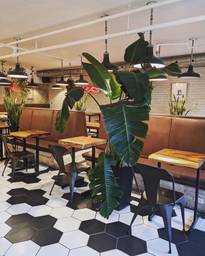 Super Americano J’adore cette place, autant l’hiver avec un latte ou américain que l’été en terrasse avec le coldbrew
Super scones 