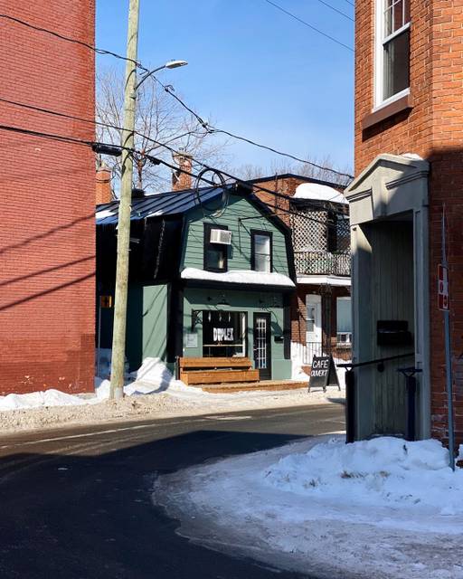 Cover of 5 cafes open for takeout outside of Montreal