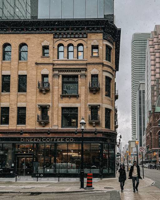 Cover of Découvre les plus belles façades de cafés à travers le Canada 🍁