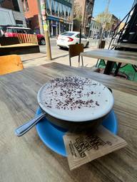 Très bon chocolat chaud sur la terrasse urbaine du Café Melbourne.