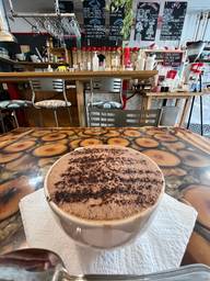 Délicat chocolat chaud au chocolat noir au très intime Café La Touche.