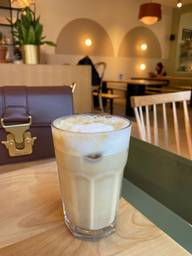 Très belle place, bon latte glacé et baristas super sympas! 