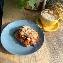 Cozzy spot, delicious almond chocolatine and hummingbird latte art 🤤