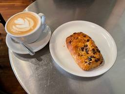 Superb latte and the hazelnut chocolatine is the chef’s kiss. 