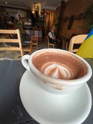 Malgré leur excellente réputation pour le café, le chocolat chaud du Pourquoi Pas Espresso Bar est un peu décevant car il ne goûte que la poudre de cacao amère. On est loin d'un chocolat bean to bar plus complet