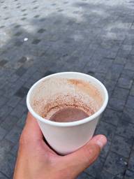 Bon chocolat chaud au Café végane Leaves House McGill College