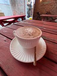 Bon chocolat chaud dans la cour intérieure du Café Rosé.