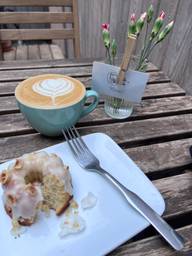 Delish decaf latte and fab lemon-hazelnut cake du moment. Seems like I chose the right moment! 