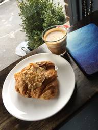The Cortado was very bright and creamy, the almond croissant was absolutely delicious! 

The music and vibes were super cozy! Perfect for a little date 🥰